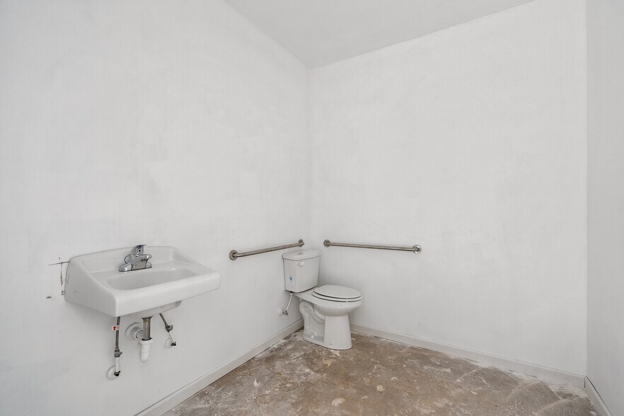 More Photos Of 27 Airport Business, Jasper Warehouse For Lease