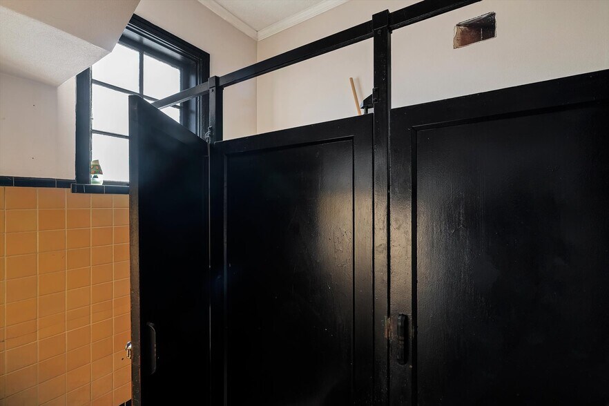 More Photos Of 108 S Old US Route 66, Hamel Restaurant For Sale