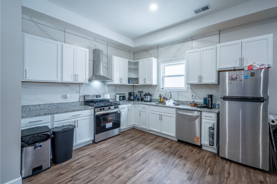 More Photos Of 2305 E Michigan St, Indianapolis Flex For Sale