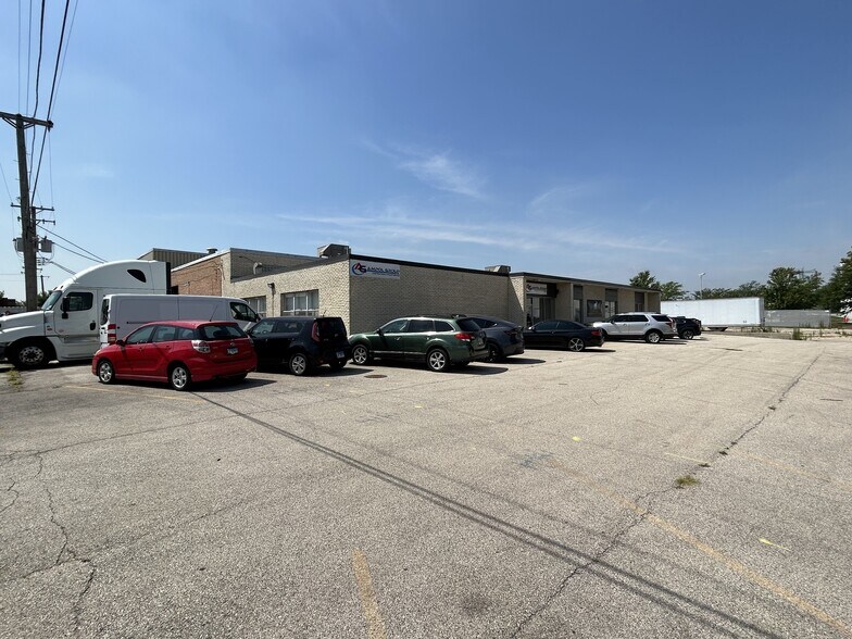 More Photos Of 521 Santa Rosa Dr, Des Plaines Warehouse For Lease