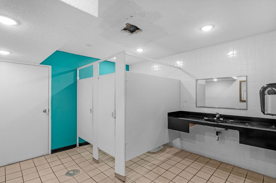 More Photos Of 1811 W Lucas St, Florence Hotel For Sale