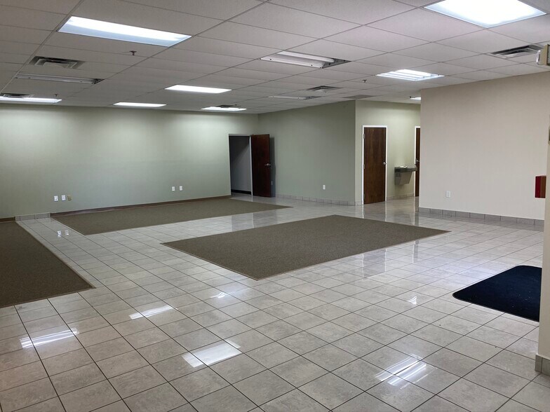 More Photos Of 1920 Cypress Lake Dr, Orlando Manufacturing For Lease
