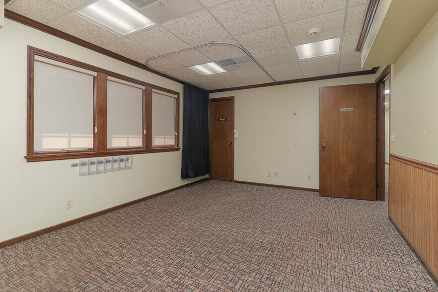 More Photos Of 725 S 14th St, Pekin Medical For Sale