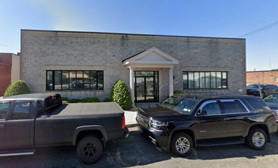 Primary Photo Of 49 Windsor Ave, Mineola Warehouse For Lease