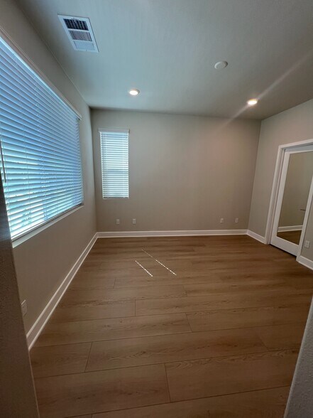 More Photos Of 3005 Cochran St, Simi Valley Specialty For Lease