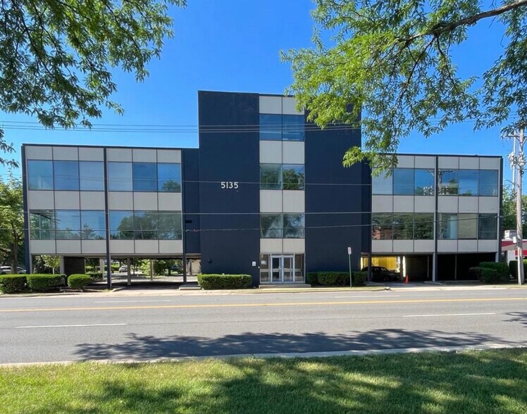 Primary Photo Of 5135 Golf Rd, Skokie Medical For Sale