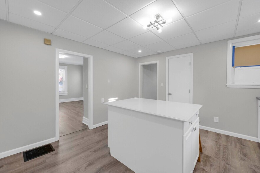 More Photos Of 142 Dickinson St, Springfield Flex For Sale