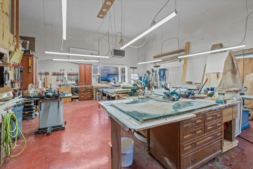 More Photos Of 13 N Main St, East Hampton Showroom For Sale