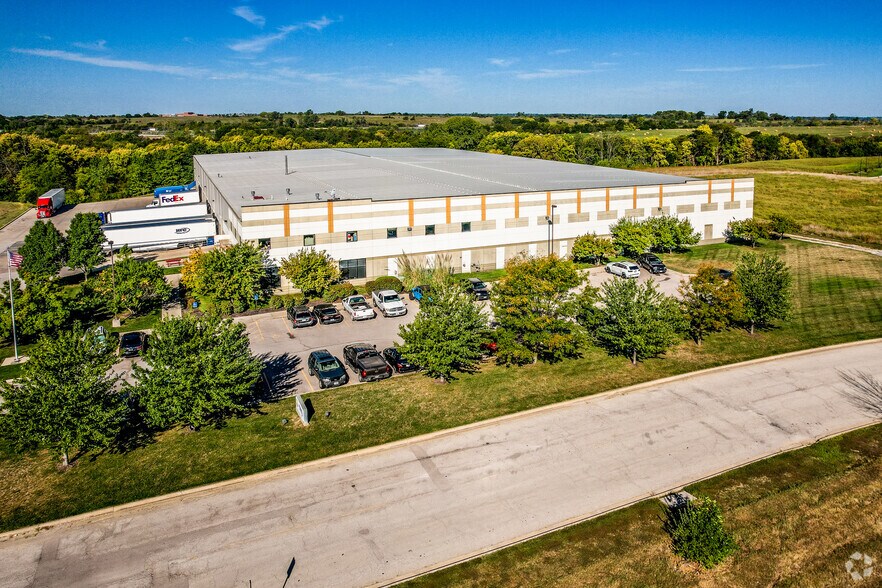 More Photos Of 3155 W Heartland Dr, Liberty Warehouse For Lease
