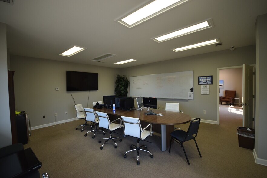 More Photos Of 170 Commerce Rd, Conway Warehouse For Lease