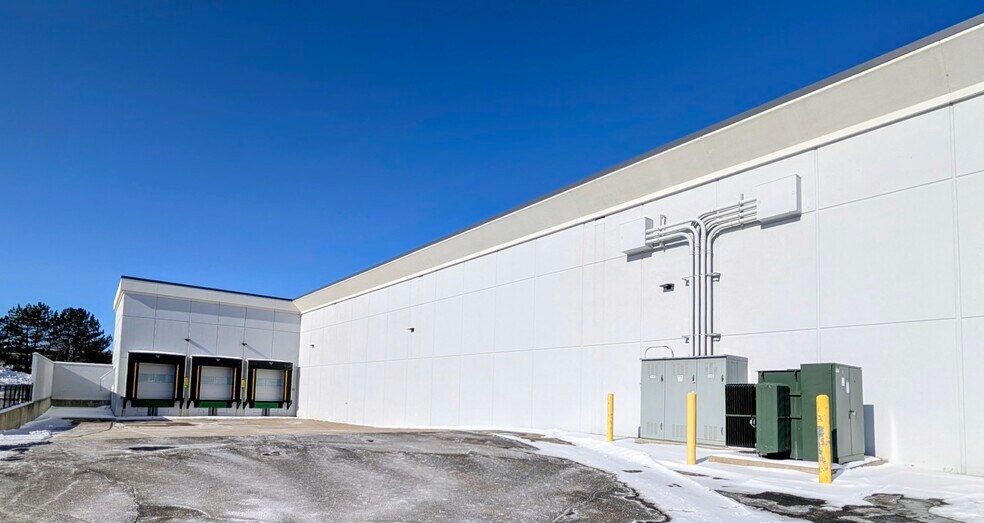 More Photos Of 662-868 E Big Beaver Rd, Troy Storefront For Lease