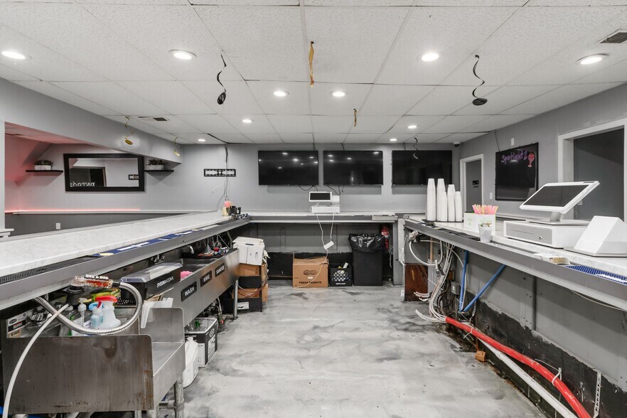 More Photos Of 1662 W Mound St, Columbus Restaurant For Sale