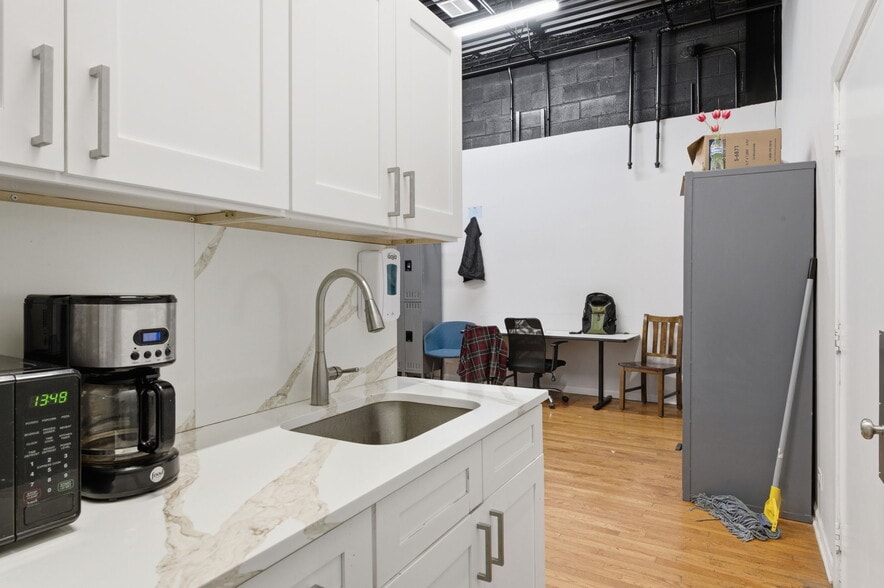 More Photos Of 4136 N Kedzie Ave, Chicago Medical For Sale