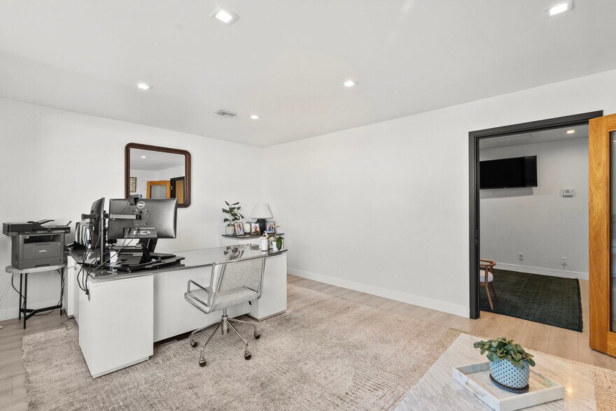More Photos Of 24325 Main St, Newhall Office For Lease