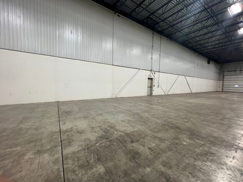 More Photos Of 1200 Boul Industriel, Farnham Industrial For Lease