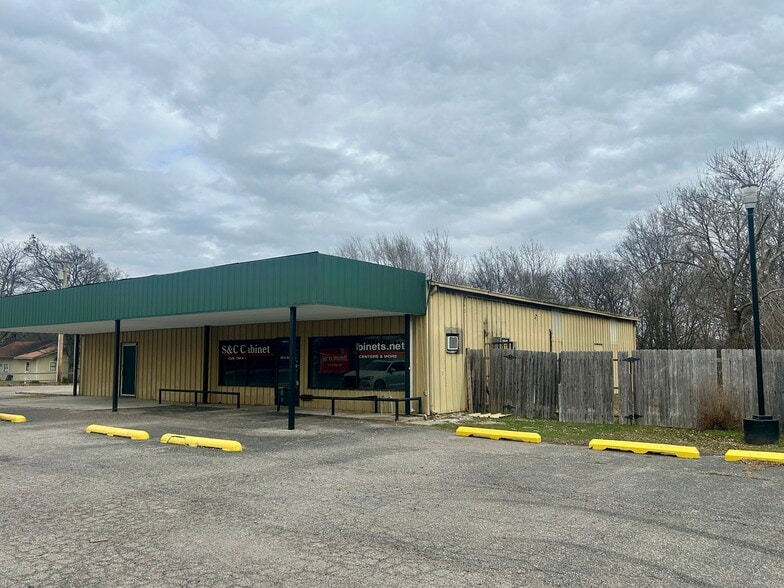 Primary Photo Of 201 S McQuarrie Ave, Wagoner Flex For Sale