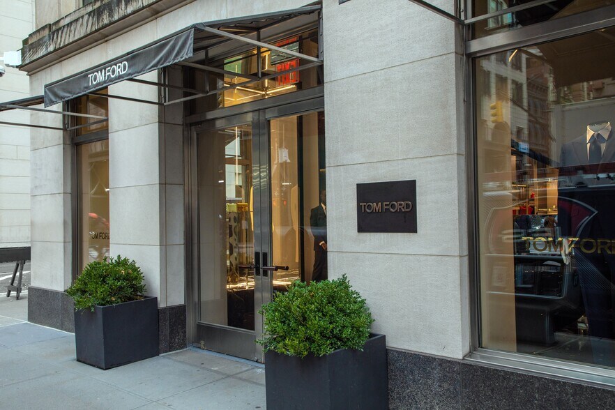 More Photos Of 770 Madison Ave, New York Storefront For Sale