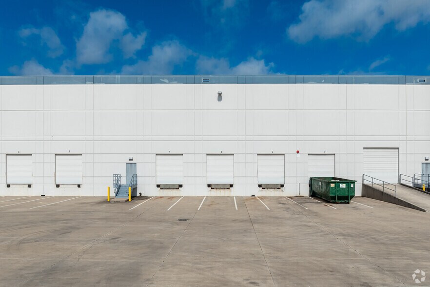 More Photos Of 15124 Grand River Rd, Fort Worth Distribution For Lease