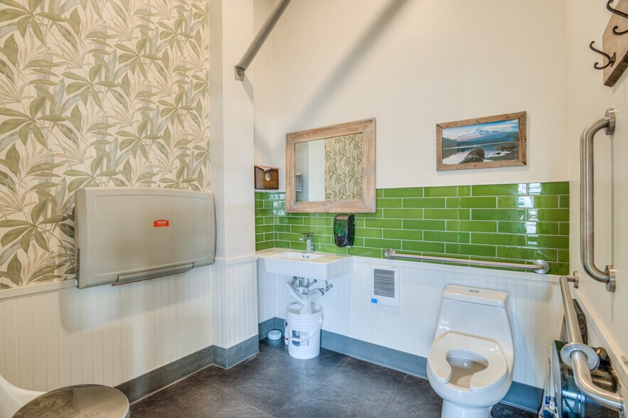 More Photos Of 420 N Main St, Prineville Restaurant For Sale