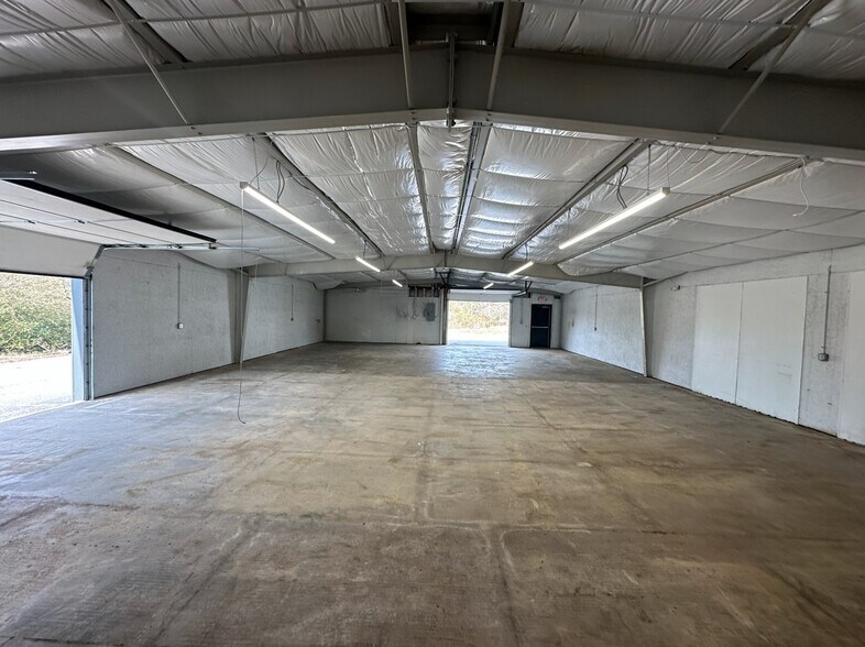 More Photos Of 2211 Rutherford Rd, Greenville Showroom For Sale