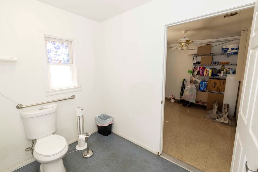 More Photos Of 18026 Jonathan St, Adelanto Medical For Lease