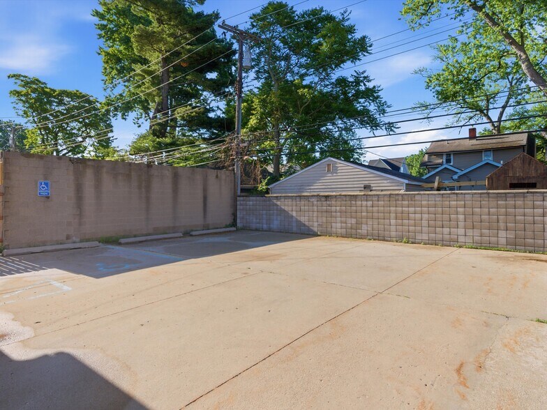 More Photos Of 928 E 11 Mile Rd, Royal Oak Serviced Offices For Lease