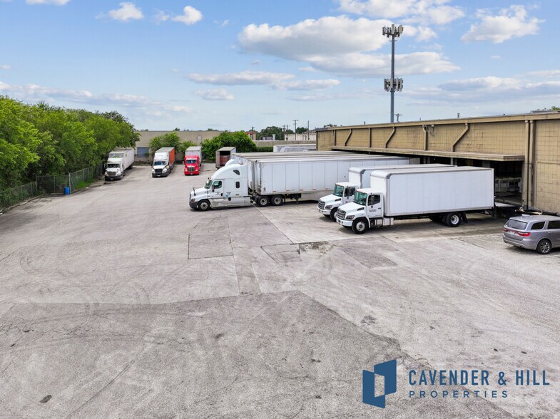 More Photos Of 3200 E Houston St, San Antonio Warehouse For Sale