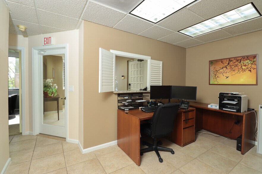 More Photos Of 700 11th St S, Naples Office For Sale