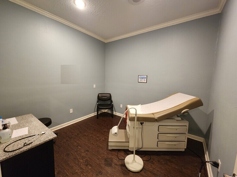 More Photos Of 225 E Edgewood Dr, Friendswood Hospital For Lease