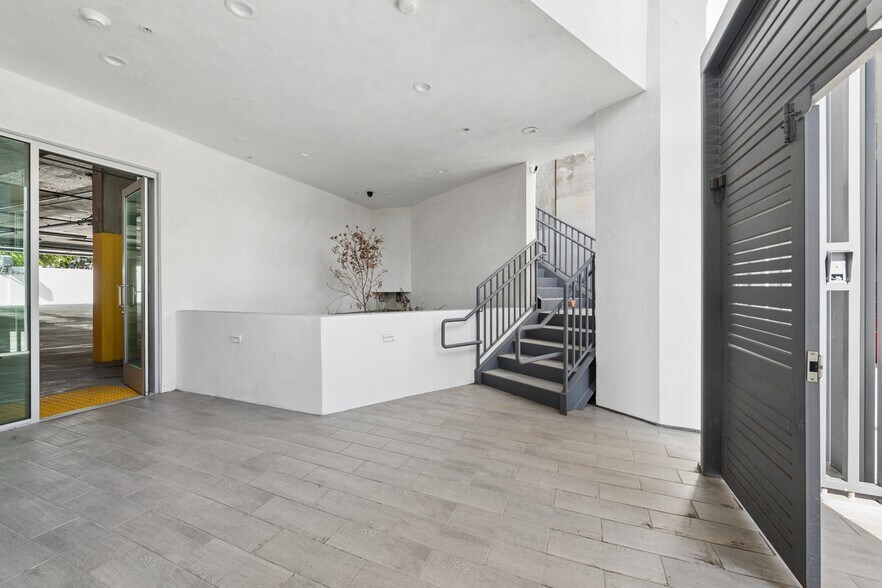 More Photos Of 11259 Washington Blvd, Culver City Office For Sale