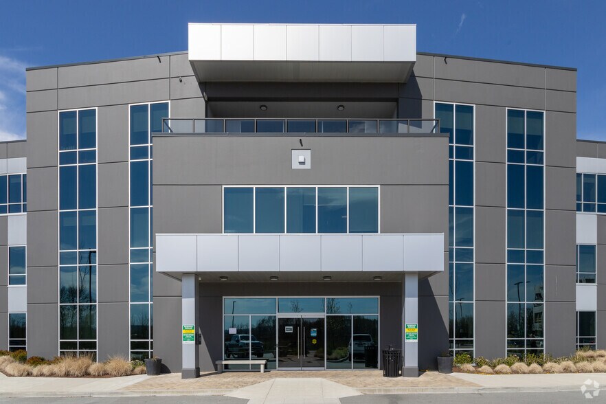 More Photos Of 15288 54A Ave, Surrey Office For Lease