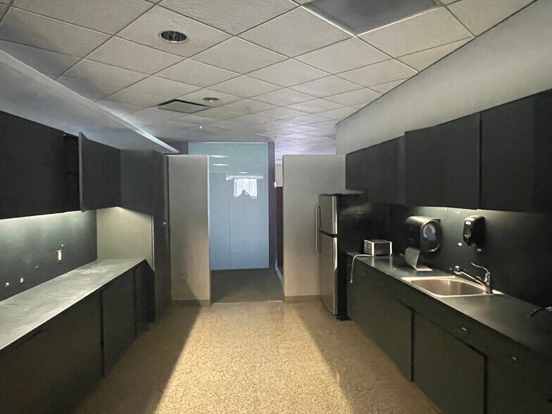 More Photos Of 11 Northeastern Blvd, Salem Office For Lease
