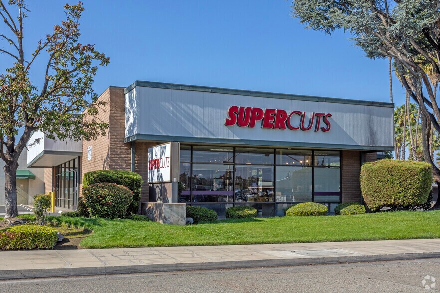 More Photos Of 411-435 W Shaw Ave, Fresno General Retail For Lease