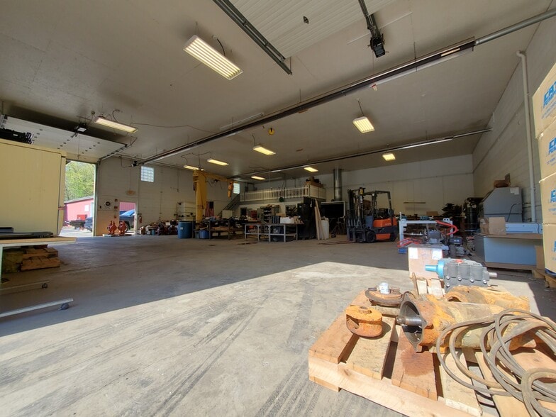 More Photos Of 630 Long Rd, Pittsburgh Showroom For Sale