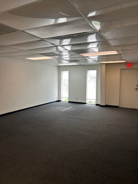 More Photos Of 9050 Emnora Ln, Houston Warehouse For Lease