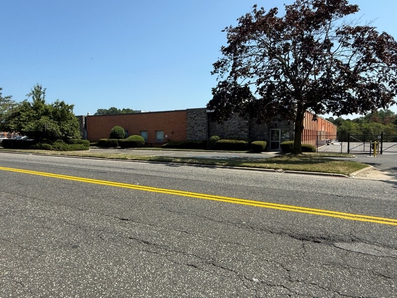 Primary Photo Of 45 Orville Dr, Bohemia Warehouse For Lease