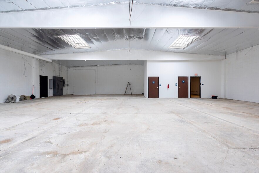 More Photos Of 2703 Southwest Dr, Los Angeles Warehouse For Lease