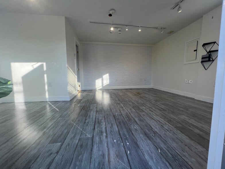 More Photos Of 379 Sconticut Neck Rd, Fairhaven Storefront Retail Office For Lease