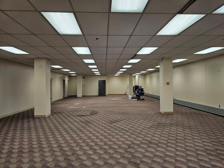 More Photos Of 1991 Northampton St, Easton Light Distribution For Lease