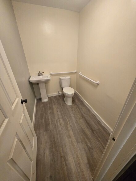 More Photos Of 191 W Cedar St, Globe Restaurant For Lease