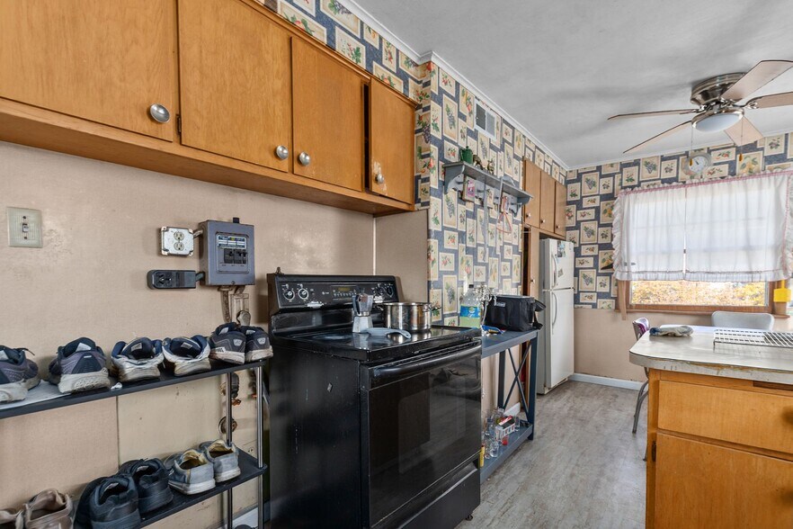 More Photos Of 754 N Main St, Oshkosh General Retail For Sale