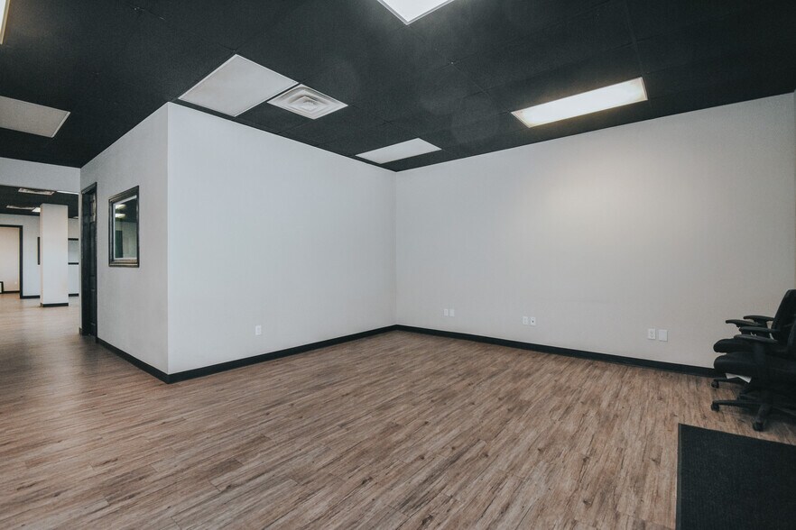 More Photos Of 13102 N Navarro St, Victoria Flex For Lease