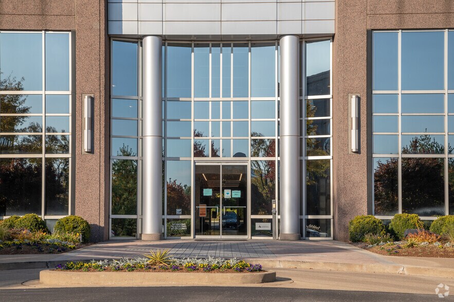 More Photos Of 800 Crescent Centre Dr, Franklin Unknown For Lease