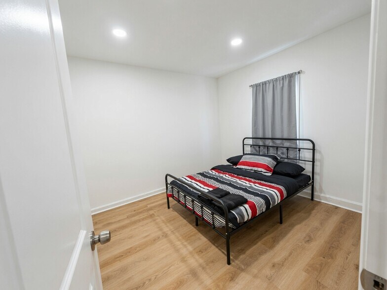 More Photos Of 210 S Raitt St, Santa Ana Dormitory For Sale