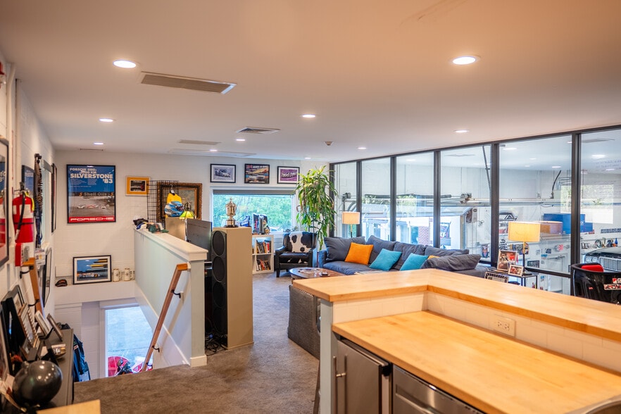 More Photos Of 33 Tomlinson Rd, Huntingdon Valley Warehouse For Sale