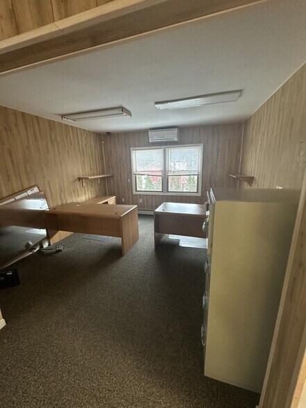 More Photos Of 879 W Jericho Tpke, Smithtown Distribution For Lease