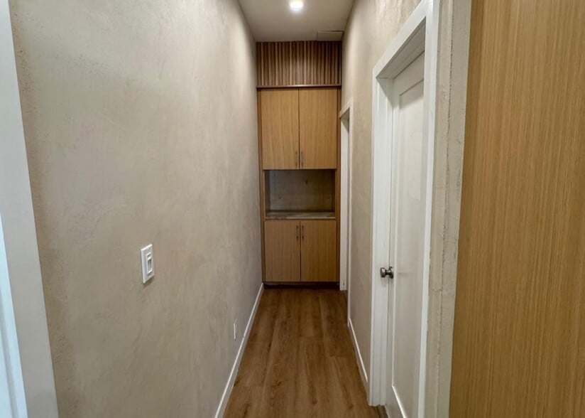 More Photos Of 7416 S Western Ave, Los Angeles Office For Sale