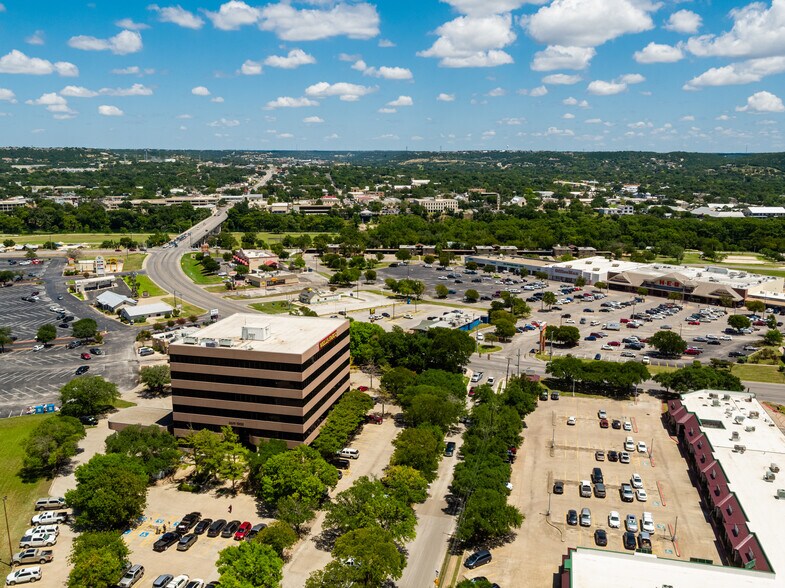More Photos Of 222 S Sidney Baker St, Kerrville Office For Lease