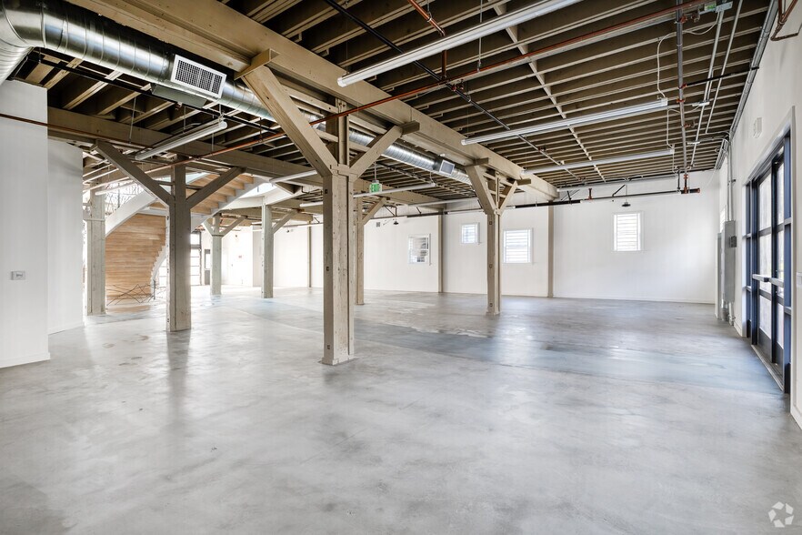 More Photos Of 1605 Ocean Front Walk, Santa Monica Storefront For Lease