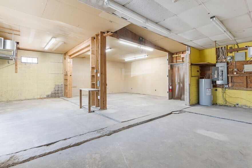 More Photos Of Post @ Post & Namcook Rds., North Kingstown Unknown For Lease